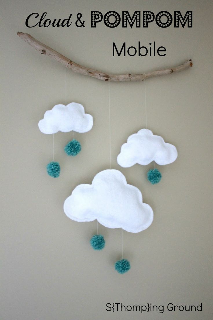 Mobile DIY avec nuages en feutrine et pompons