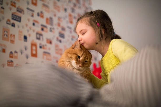 Petite fille qui fait un câlin à son chat