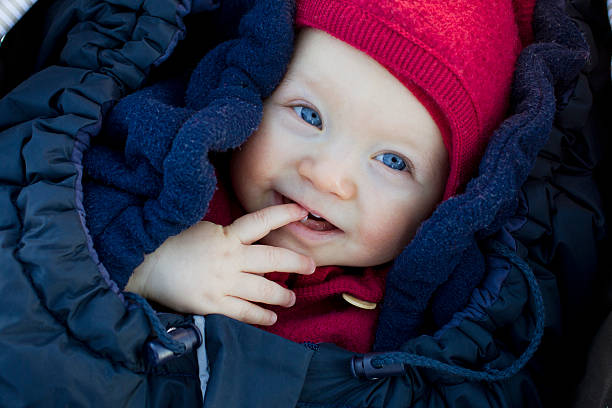 Bébé emmitouflé en hiver pour être protégé du froid