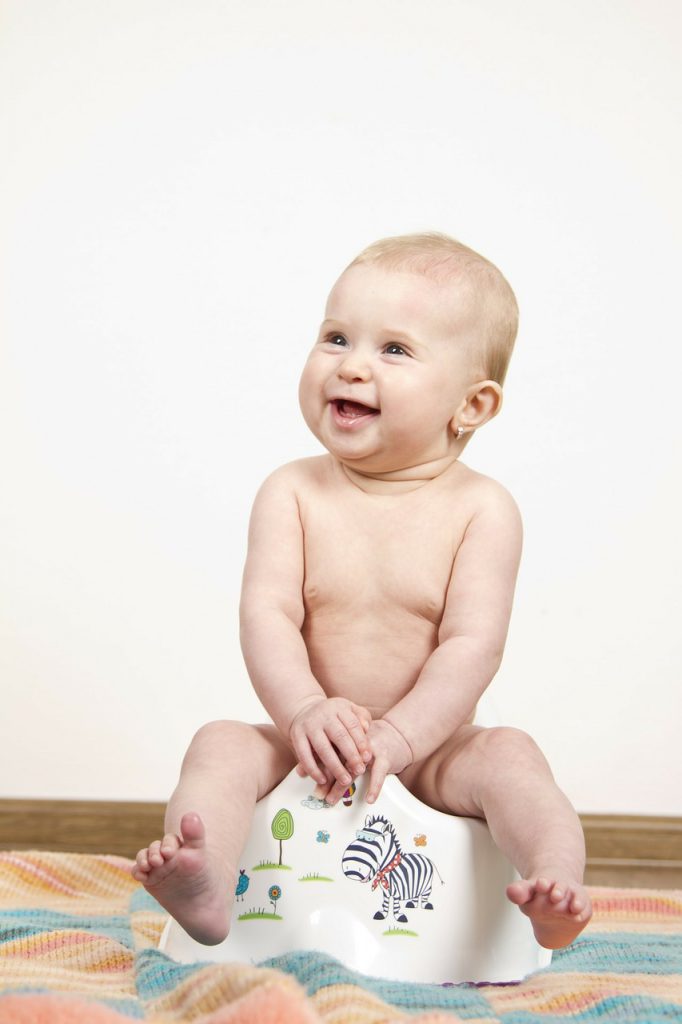 Un bébé sur un pot