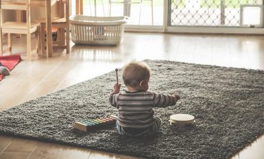 Enfant qui joue avec des instruments de musique