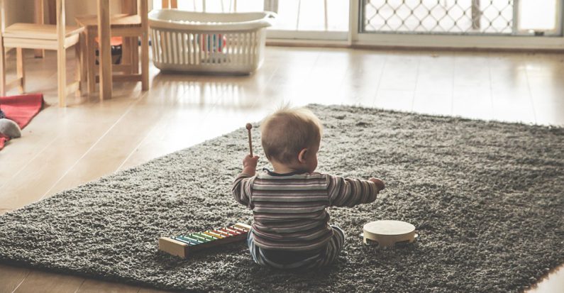 Enfant qui joue avec des instruments de musique