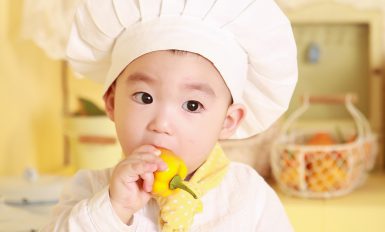 bébé en tenue de chef cuisinier