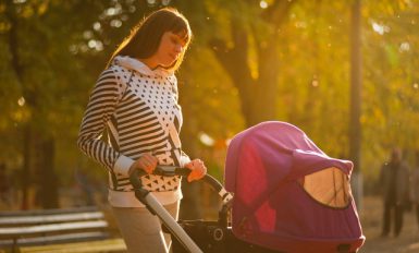 jeune qui balade son enfant en poussette