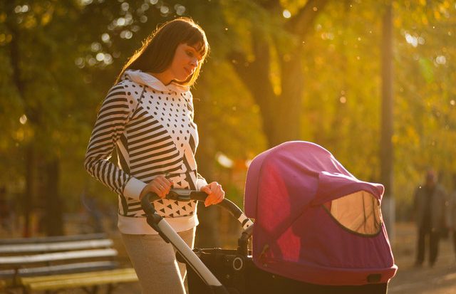 jeune qui balade son enfant en poussette